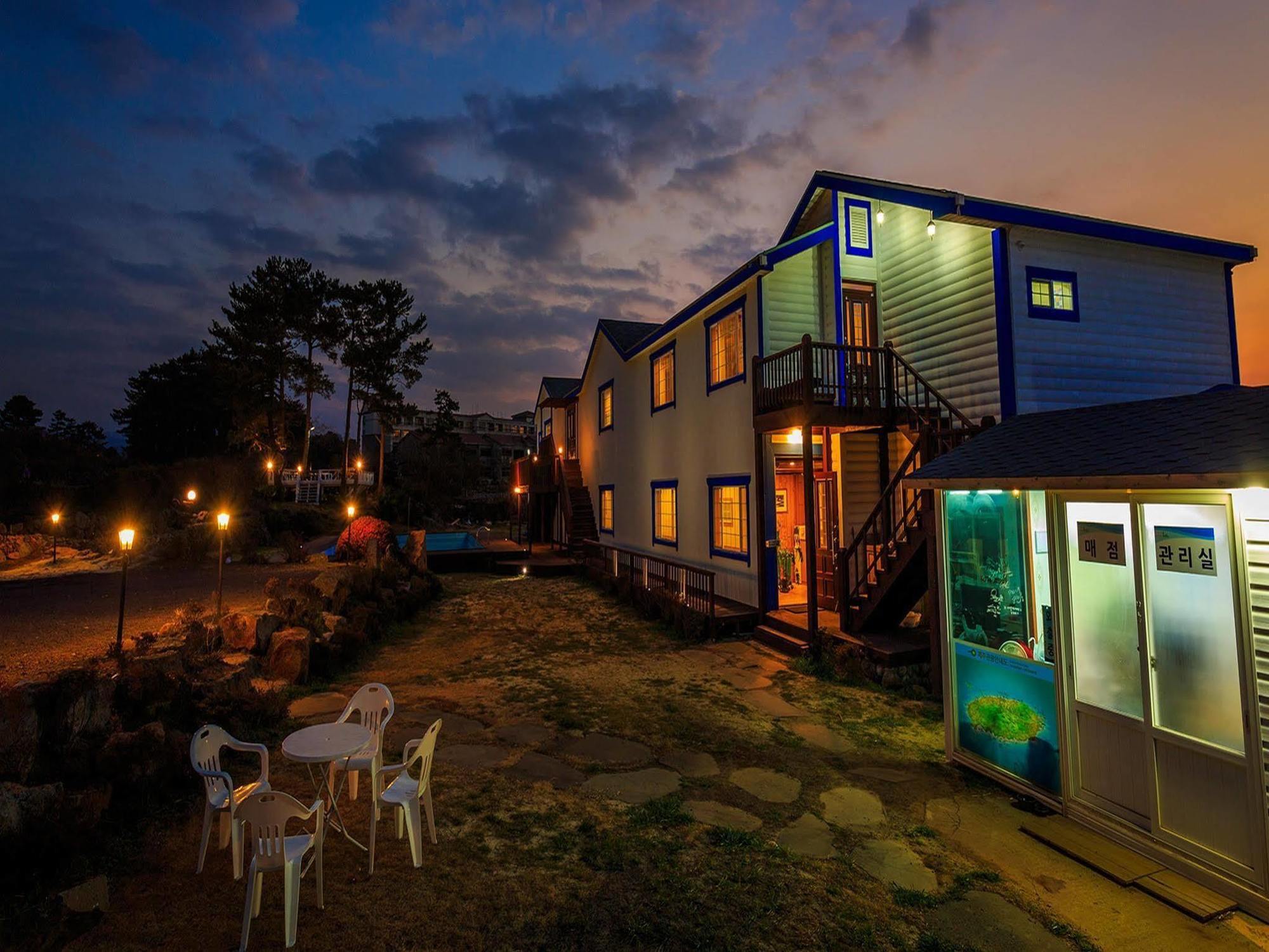 White Dream Pension Jeju Exteriör bild