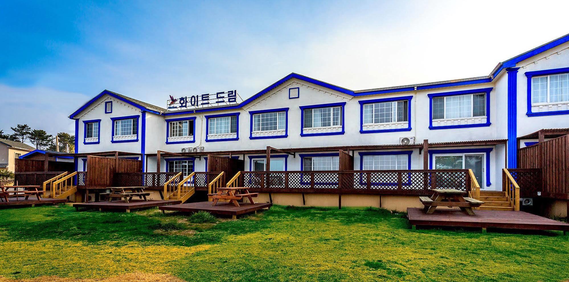 White Dream Pension Jeju Exteriör bild